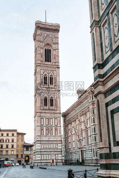 从佛罗伦萨市Duomo广场前往意大利的Giotto坎帕尼莱GiottosCampanile图片