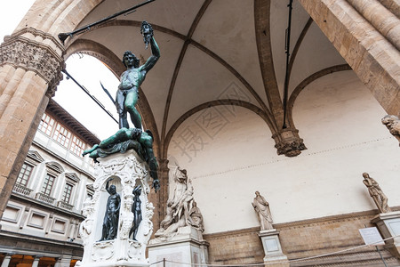 意大利之旅佛罗伦萨市兰齐广场的梅杜莎头像与本维努托切里尼的珀尔修斯的户外雕像图片