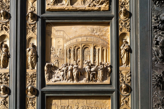 这些门是佛罗伦萨市LorenzoGhiberti制作的天堂之门复印件图片