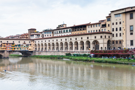 前往意大利从阿诺河到佛罗伦萨市的vasaari走廊和pontevecchio图片