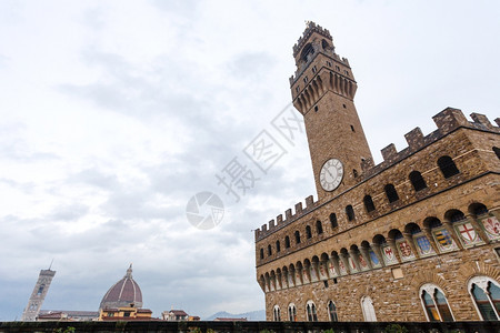 意大利之旅佛罗伦萨市雨中的维奇奥宫和大教堂穹顶景观图片