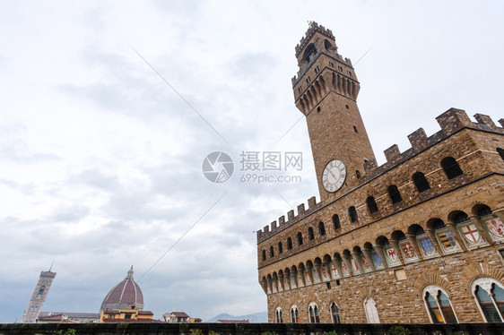 意大利之旅佛罗伦萨市雨中的维奇奥宫和大教堂穹顶景观图片