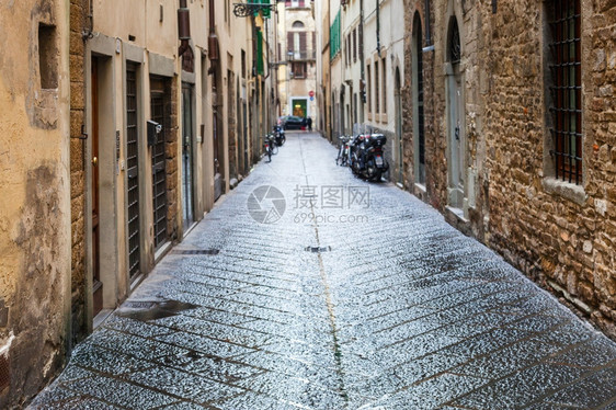 前往意大利秋天下雨时佛罗伦萨市老住宅区潮湿街道图片