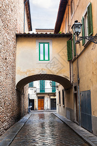 秋天在奥尔特拉诺区佛罗伦萨市的老街上拱门图片