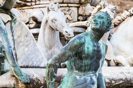 前往意大利在佛罗伦萨市靠近的奈子喷泉雕塑图片