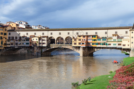 前往意大利阳光明媚的秋天在佛罗伦萨市Arno河上空看到PonteVecchio旧桥图片