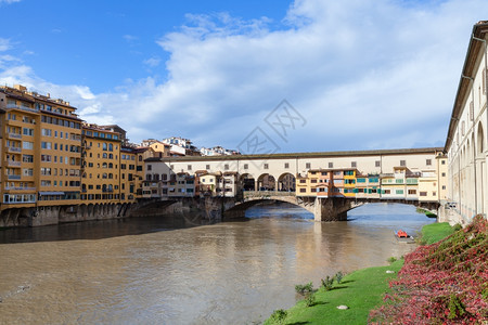 在阳光明媚的秋天在佛罗伦萨市Arno河上空前往意大利PonteVecchio旧桥图片