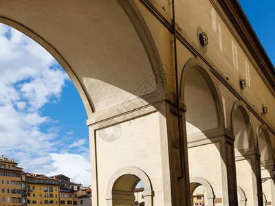 前往意大利阳光明媚的秋天佛罗伦萨市Vasari走廊拱门图片