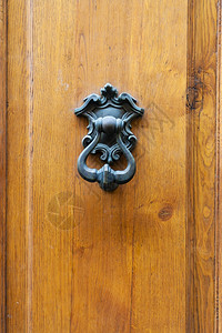 前往意大利佛罗伦萨市旧木门上的铜敲图片