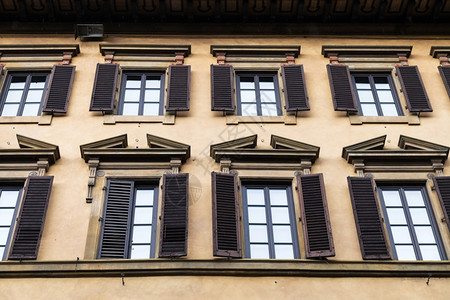 前往意大利佛罗伦萨市旧房子外的窗户图片