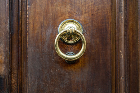 前往意大利在佛罗伦萨市的旧木门上敲铜环图片