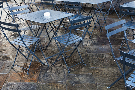 秋季雨后佛罗伦萨市街头餐厅的湿桌图片