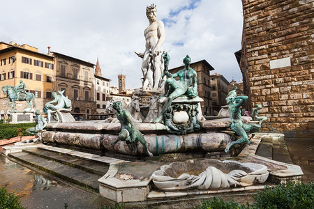 前往意大利旅行雨后秋天在佛罗伦萨市的海王星和湿水喷泉PiazzadellaSignoria和潮湿的海王星喷泉图片