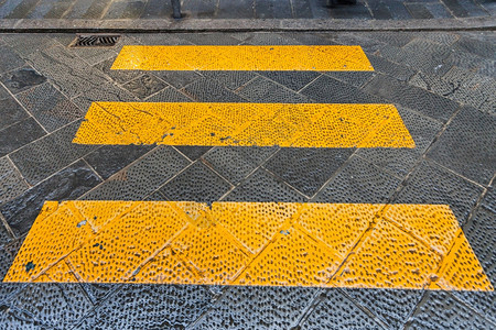 前往意大利黄色条纹横行跨佛罗伦萨市的街对面图片