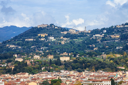 前往意大利佛罗伦萨市郊绿色山丘费索莱图片