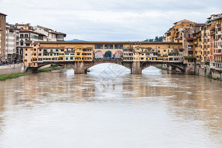 秋季在佛罗伦萨市前往意大利阿诺河的泥水和PonteVecchio旧桥的风景图片