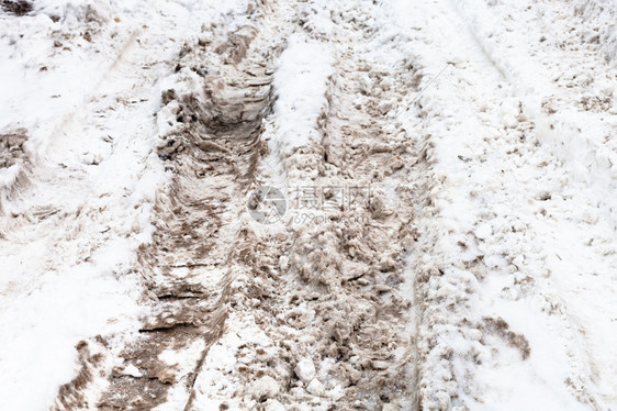 清雪中的道路轨迹窗口日关上图片