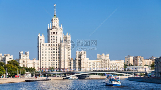 阳光明媚的夏日里莫斯科市科特利切斯卡亚河堤上的莫斯科河上有博尔索伊乌斯廷斯基大桥和塔楼图片