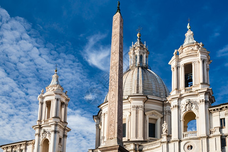 前往意大利埃及方尖碑和罗马市Navonain广场上的圣艾格涅教堂图片