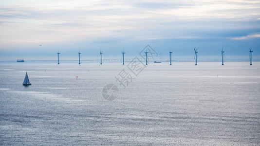 前往丹麦旅行秋季蓝色天与离岸风力农场Middelgrunden在波罗的海哥本哈根市附近的Oresund市的Middelgrund图片