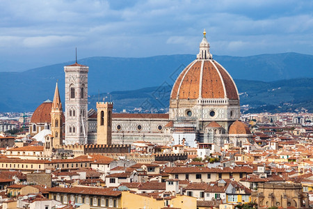 前往意大利旅行在佛罗伦萨镇的上空与来自米开朗基洛广场的大教堂图片