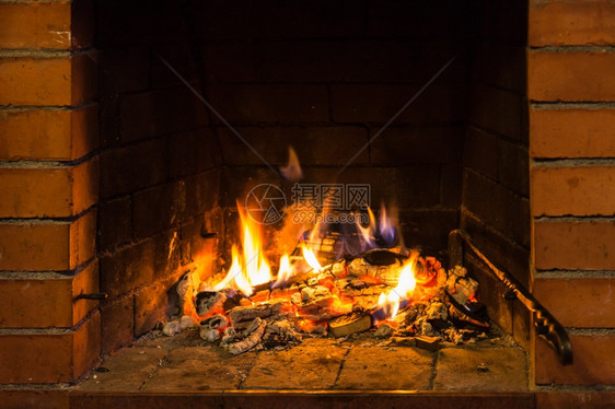 乡村小屋壁炉中烧焦的森林图片