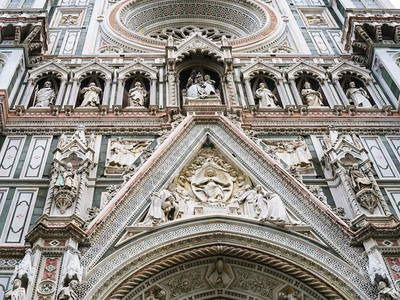 前往意大利旅行冬日佛罗伦萨市圣玛丽亚迪奥莫修道教堂外墙装饰图片