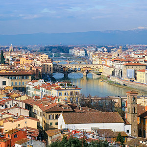 前往意大利在阳光明媚的冬天从PiazzaleMichalangelo来到佛罗伦萨镇的Arno河上空图片