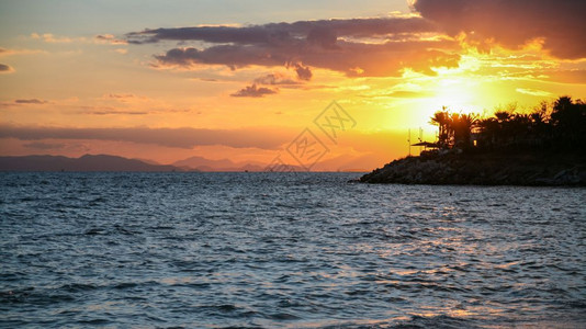前往希腊旅行雅典市爱琴海萨隆湾黄色日落图片