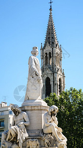 前往法国普罗旺斯Pradier喷泉的雕像和尼米斯市圣佩尔特瓦和尼米姆女塔教堂的景象图片