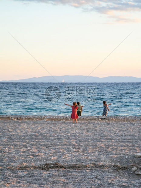 晚上在雅典市爱琴海城滩玩儿图片