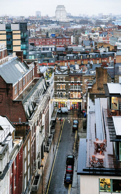 伦敦市住宅区冬季雨的街道图片