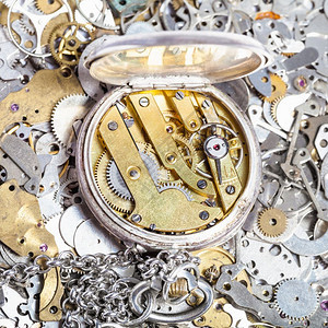 手表制作车间打开银口袋手表时钟备件堆积配有黄铜表图片