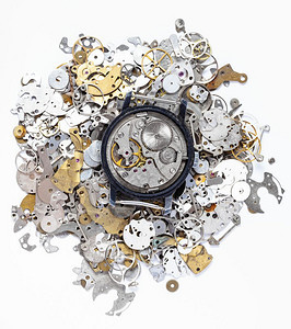 手表制作车间白色背景旧时钟备件堆积上露天机械手表最高视图图片