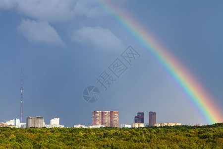 莫斯科市的雨天彩虹中加上电视塔和蒂米里亚泽夫斯基城公园图片