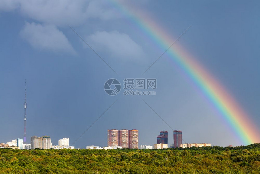 莫斯科市的雨天彩虹中加上电视塔和蒂米里亚泽夫斯基城公园图片