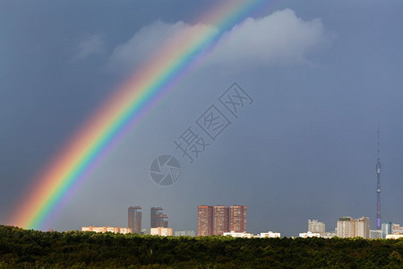 莫斯科市上空灰色天的彩虹上有电视塔和Timiryazevskiy城市公园图片