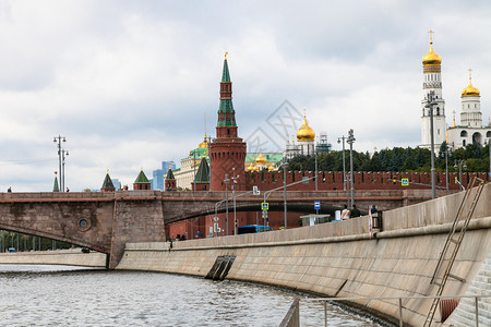 Moskva河及莫斯科市银行和克里姆林宫秋天的景象图片