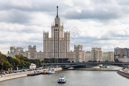 从莫斯科市扎里亚季公园浮桥俯瞰莫斯科河科特利切斯卡亚堤防高层建筑和博尔肖伊乌斯廷斯基大桥图片
