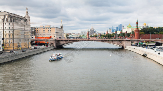 莫斯科市Zaryadye公园浮桥的莫斯科天际之景图片