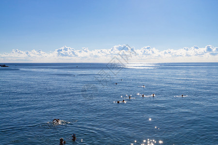 前往克里米亚旅游早上在黑海阿拉梅塔市城海滩附近的黑游泳客图片