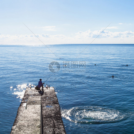 前往克里米亚早上在阿拉什塔市黑海码头和游泳客的渔民和人克里米亚旅行图片