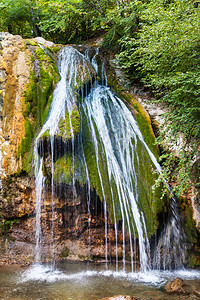 秋天前往克里米亚秋天在克里米亚山脉哈布尔水文保护区自然公园哈法尔峡谷乌伊兹勒河的杜尔瀑布这是克里米亚最完整的瀑布图片