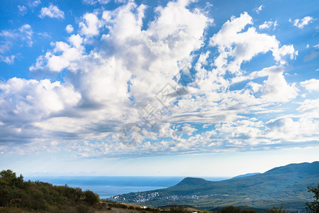 前往克里米亚蓝色下午天空中的白云位于黑海沿岸的阿拉什塔市上位于七边的黑海岸上图片