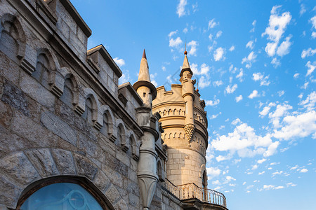 城堡的墙和塔以及蓝天图片