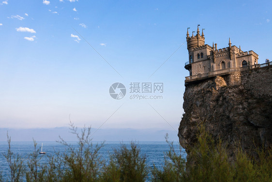晚上在克里米亚黑海南岸Gaspra区AuroraCliff上看到燕河雀巢城堡图片
