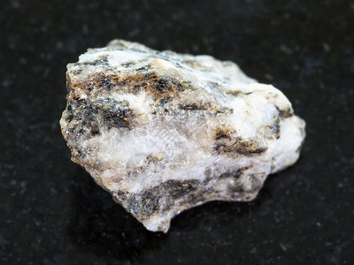 天然矿物岩石标本的大型深花岗岩底的格奈斯石图片