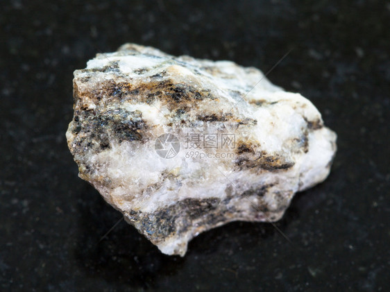 天然矿物岩石标本的大型深花岗岩底的格奈斯石图片