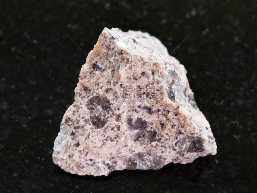 天然矿物岩标本深花岗岩背景的原颗粒石