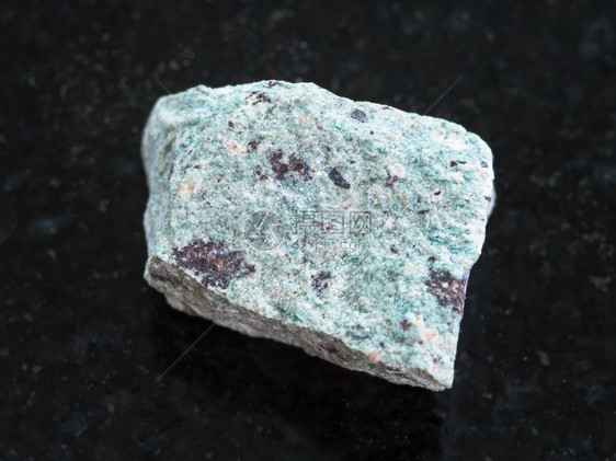 天然矿物岩标本深花岗岩底的Trachyte原石图片